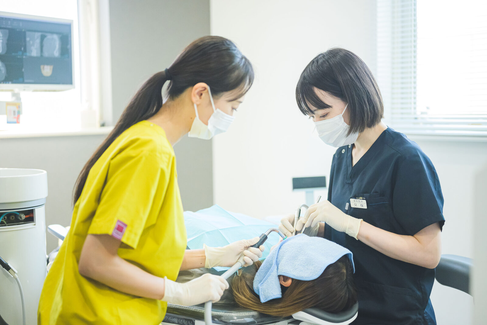 【画像指示】健康な歯肉と歯周病が進行した歯肉の比較イラスト、または当院の清潔な診療室の風景