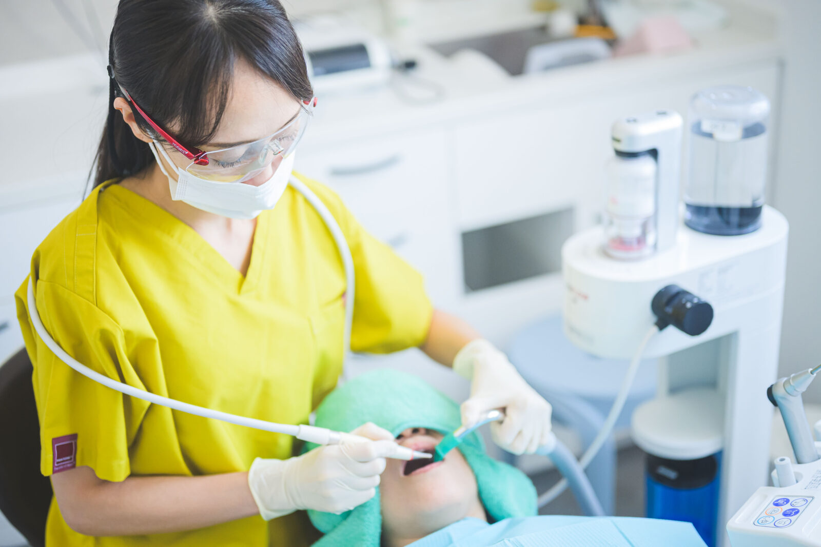 歯科衛生士によるクリーニングの様子