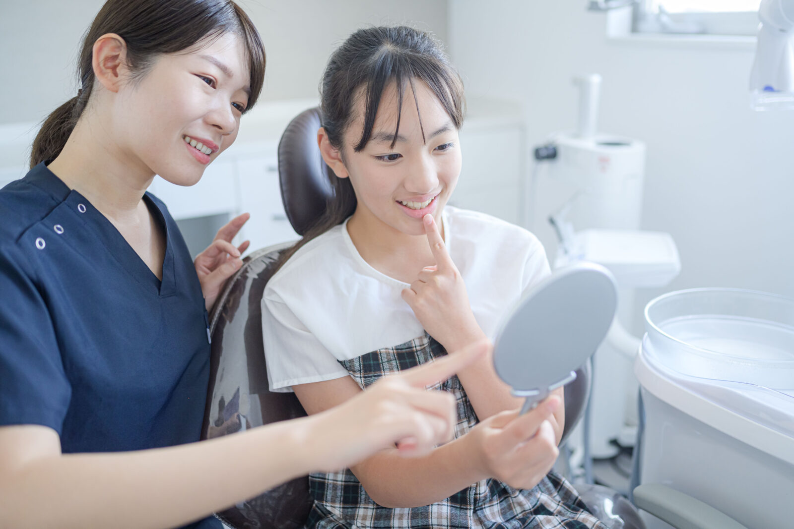 松山市内の小学生がかまくら歯科で楽しく予防処置を受けている様子