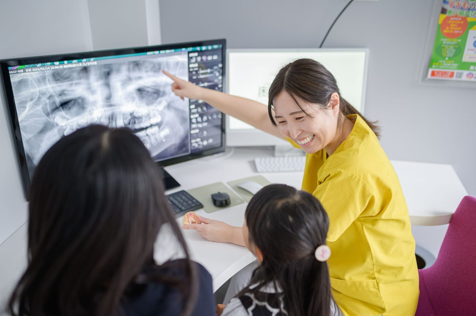 パノラマレントゲンを見ながら患者に説明している様子