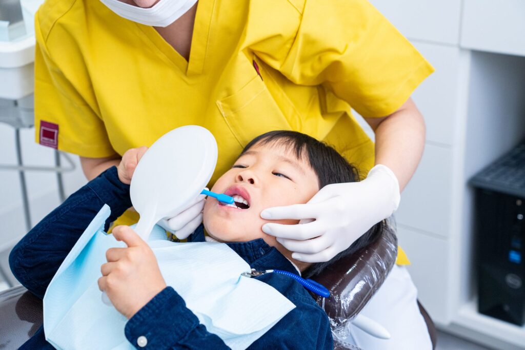 子どもに歯みがき指導をするスタッフ