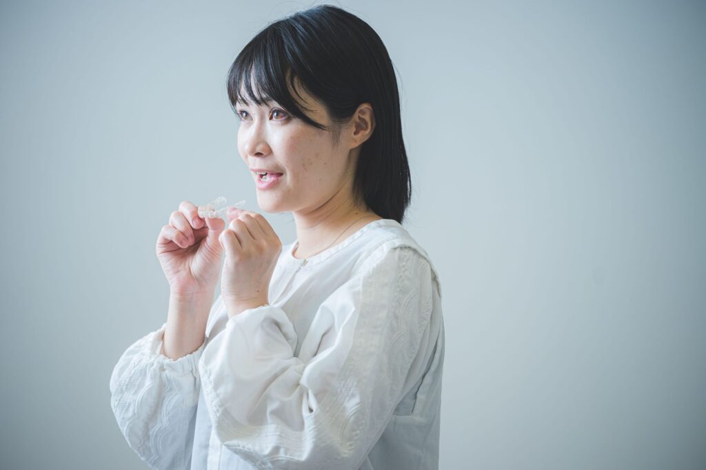 マウスピースを持つ女性