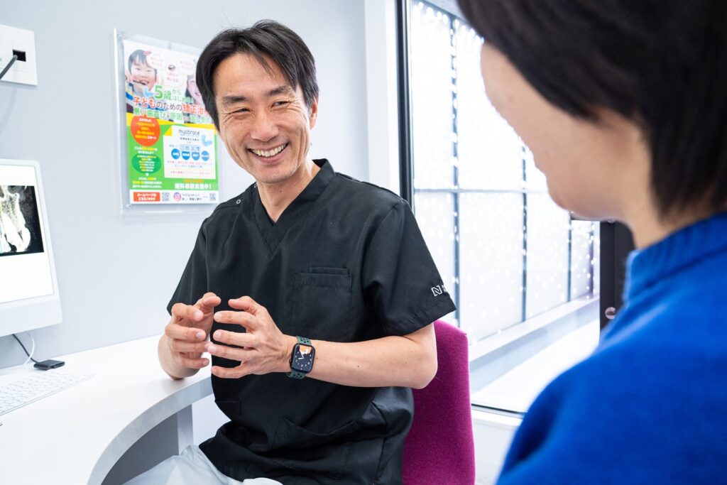 カウンセリングルームで説明する歯科医師
